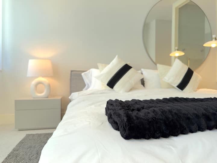 Plišana posteljina i jastuci za mirno opuštanje.