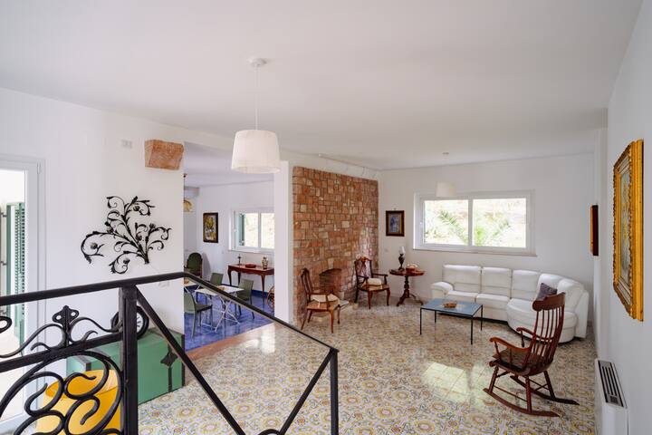 Ett rustikt och mysigt vardagsrum, med bekväma soffor och stolar, soffbord och en gungstol för stunder av avkoppling. Också perfekt för att arbeta vid skrivbordet, nedsänkt i en varm och smakfullt inredd atmosfär.