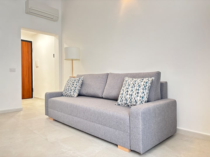 Historic Palazzo Flat: Balcony & Vaulted Ceiling - Palermo