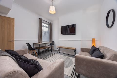 Spacious Home Near Hull University & City Centre!