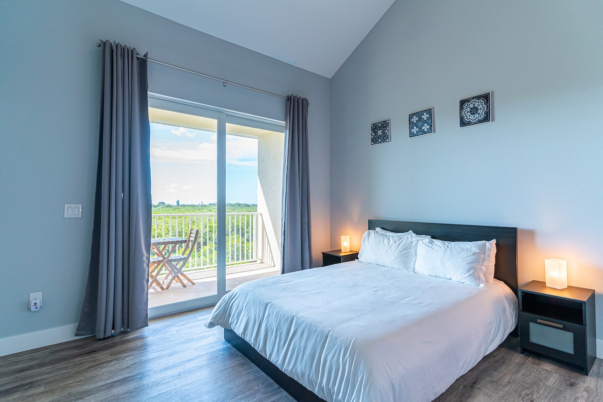 El dormitorio principal está ubicado en el tercer piso de la casa y tiene una cama tamaño queen con baño adjunto.