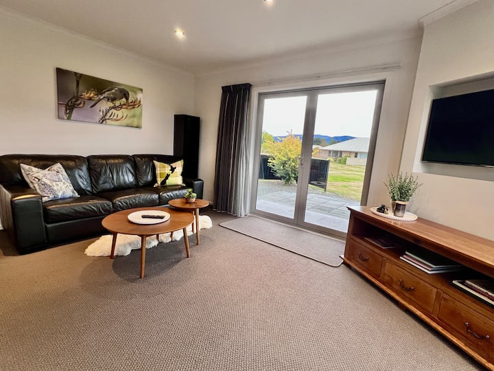 Superb 3 Bedroom Home. 'Mountain Views On Cunaris' - 蒂阿瑙