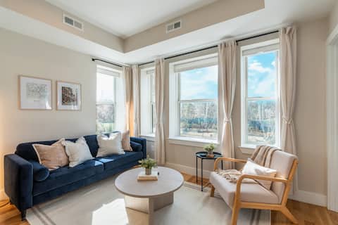 Luxurious condo | MIT, Harvard, T | Free parking