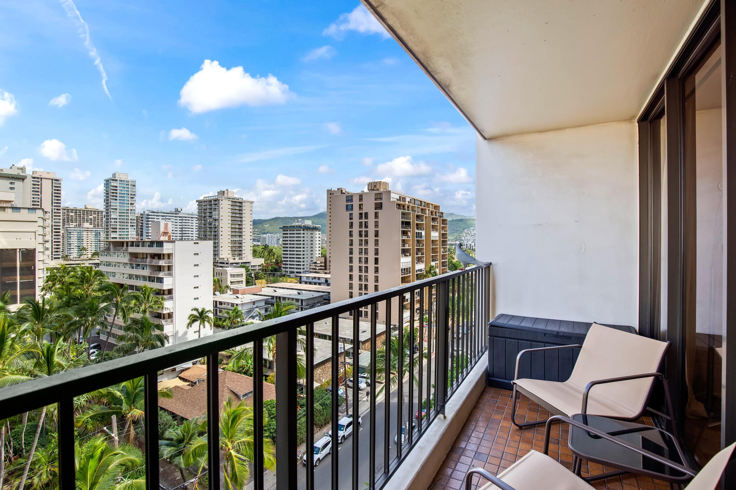 Condo in Honolulu · ★4.91 · 1 bedroom · 2 beds · 1 private bath - Image 17