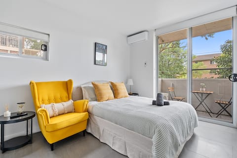 Unique Studio| Cozy Balcony| 12 mins walk to Train