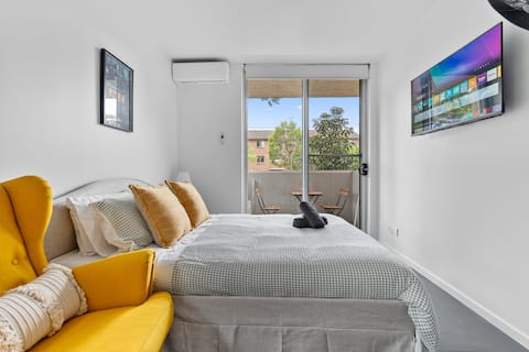 Unique Studio| Cozy Balcony| 12 mins walk to Train