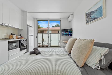 Homey Studio | Balcony | 12 Mins Walk to Train