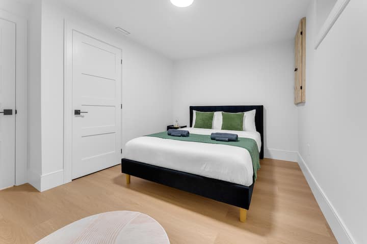 Minimalistické usporiadanie s útulnou manželskou posteľou

