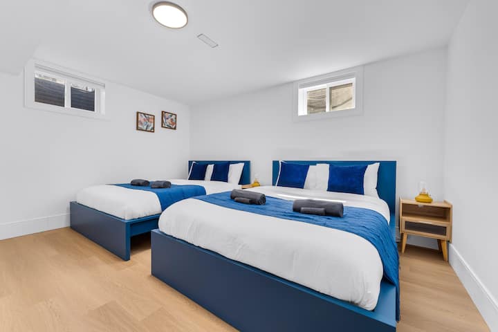 Priestranná spálňa v suteréne s 2 manželskými posteľami

