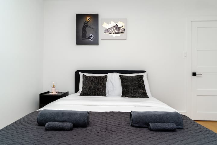 Zarámované nástenné umenie a plyšová posteľná bielizeň

