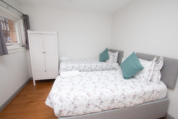 Two single beds, dressing table, bedside table and small cupboard for hanging/storage. Both bedrooms look out onto Edinburgh famous Royal Mile.