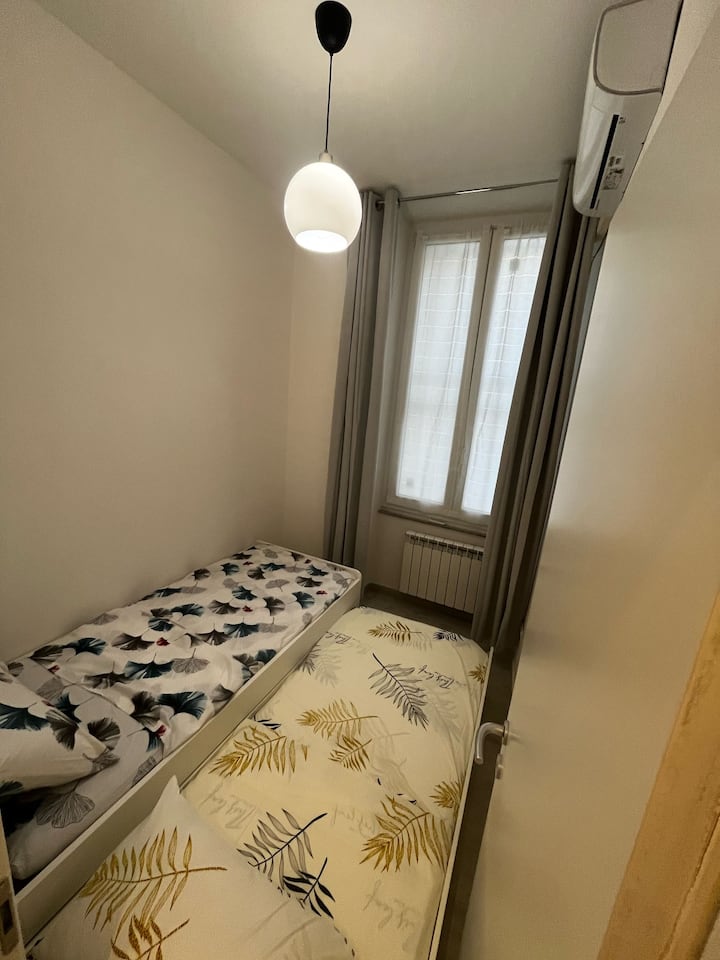 Мала спална соба со 2 мали кревета (подвижен кревет) и независен клима уред