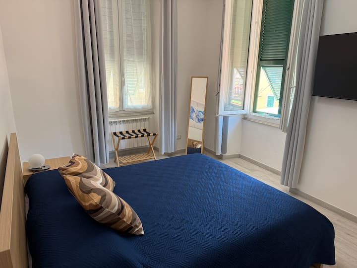 Главна спална соба, со многу светлина и прозорци кон улицата „скаланата“ и кон терасата. Главната спална соба има независна клима