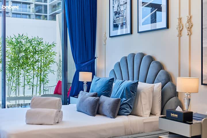 Çlodhu në elegancë me një krevat dopio "queen" të rehatshëm, dekor elegant dhe një llambadar mahnitës. Dritaret nga dyshemeja në tavan të çojnë në një ballkon privat, duke lejuar që drita dhe ajri i pastër të mbushin hapësirën.