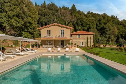 Golden Luxe, Diamond in the Hills + Pool & Jacuzzi