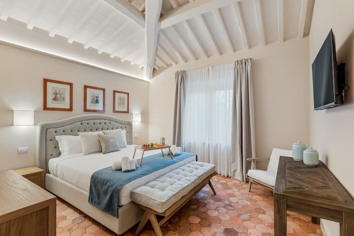 غرفة النوم الرئيسية "غرفة لا فونتي" كاملة مع كل وسائل الراحة. غرفة خزانة ملابس ومساحة عمل مخصصة.