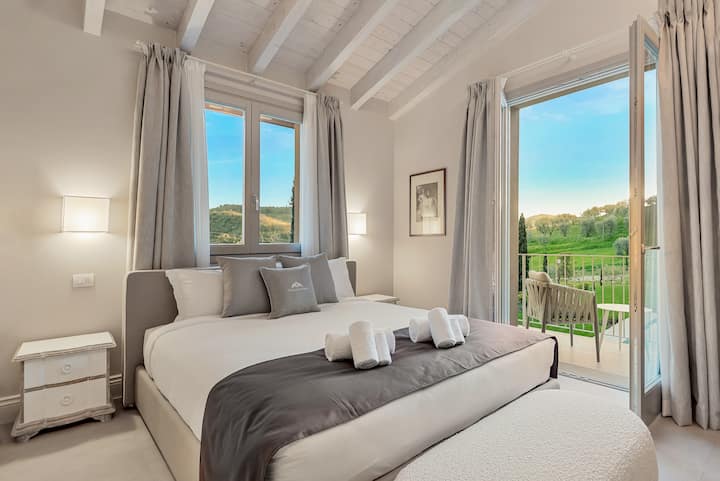 غرفة سبرينغ مع عرض مزدوج وحمام داخلي وتراس خاص. 