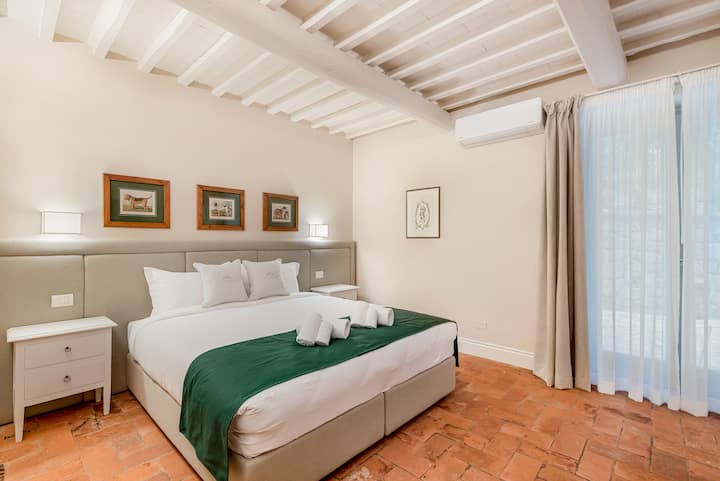 غرفة روجيادا مع مدخل خالٍ من الدرجات وحمام مجهز لذوي الاحتياجات الخاصة. 