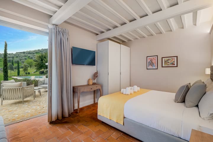 غرفة روسيلو بإطلالة خارجية على حمام السباحة وتلال توسكان.