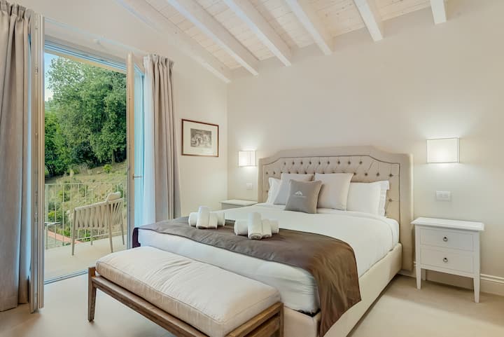 غرفة كريستالية كاملة مع حمام داخلي مجهز بكل وسائل الراحة.