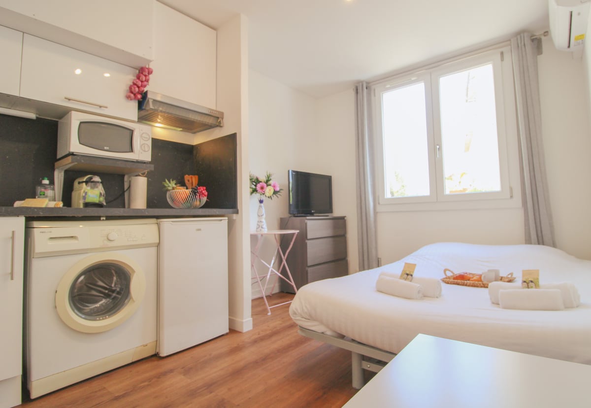 Përmbledhje e dhomës së ndenjjes me kuzhinë, një zonë gjumi me TV HD dhe një zonë ngrënieje për dy persona.