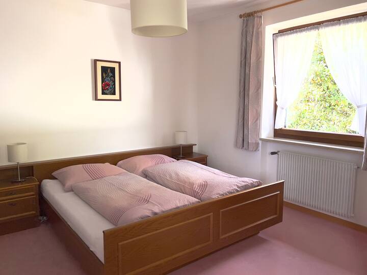 Chumba cha kulala chenye mafuriko mawili kupitia madirisha mawili