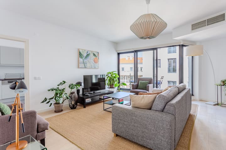 Spacious Central Flat with Free Parking & Balcony