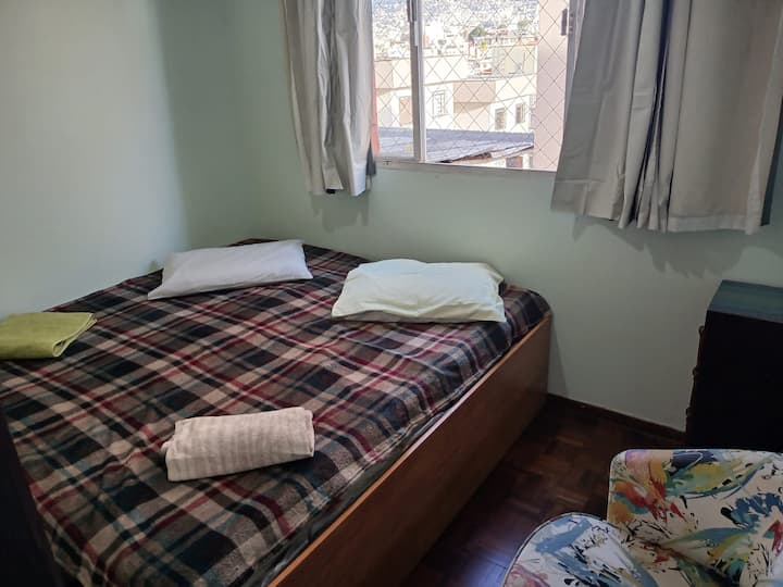 Habitación privada reversible, con baño exclusivo (fuera del dormitorio), tiene una bicama que se puede utilizar como 2 camas individuales o una cama de matrimonio. También se puede utilizar como  oficina o lugar de trabajo.
