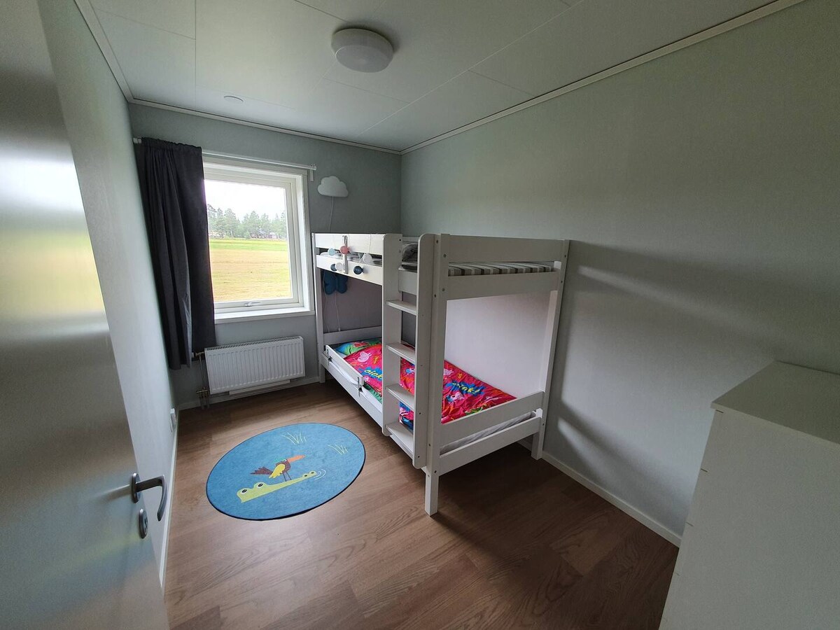 تقع غرفة النوم 2 في الطابق الأرضي وهي مدرجة في السعر الأساسي.