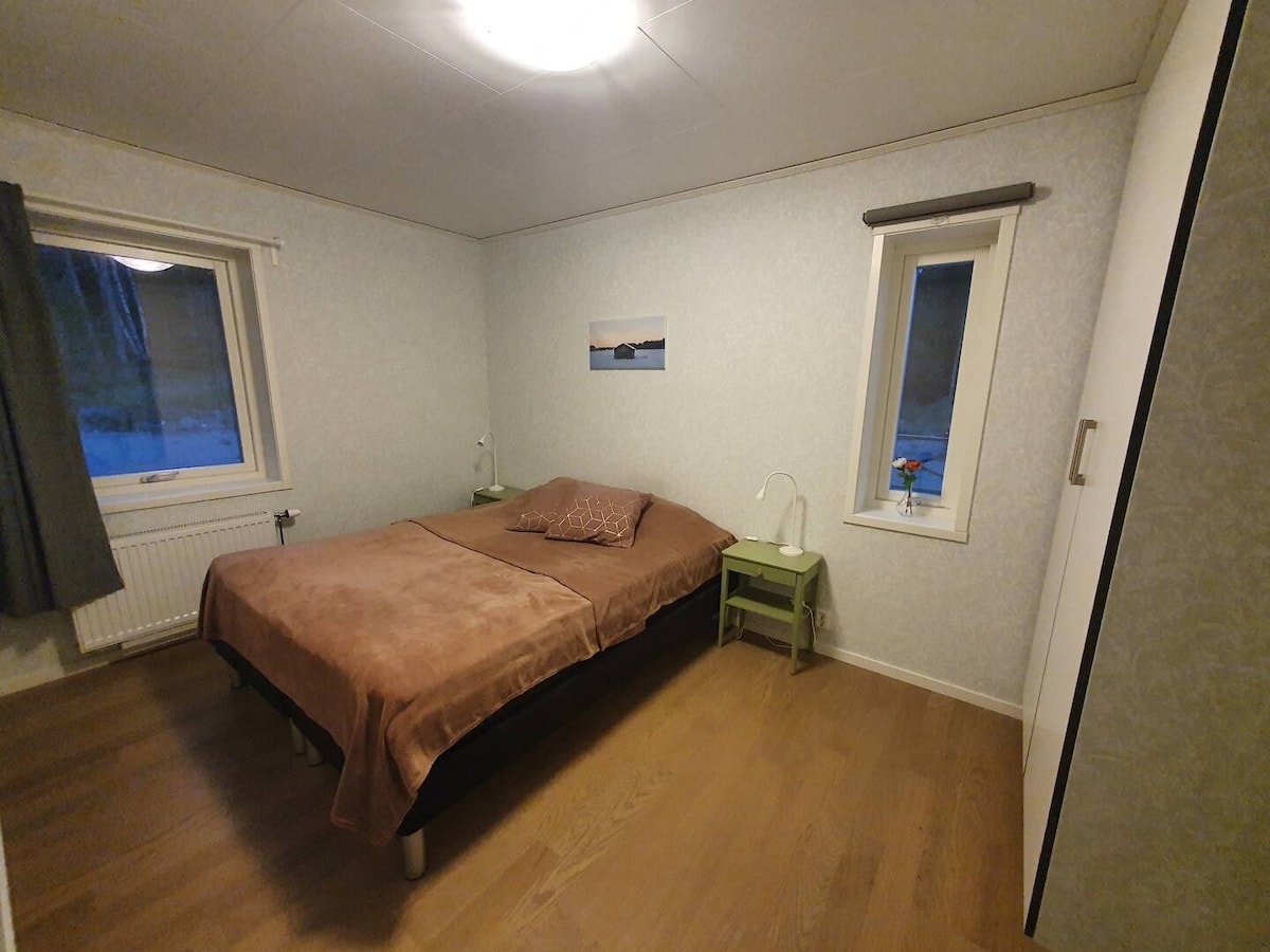 تقع غرفة النوم 1 في الطابق الأرضي وهي مدرجة في السعر الأساسي. 