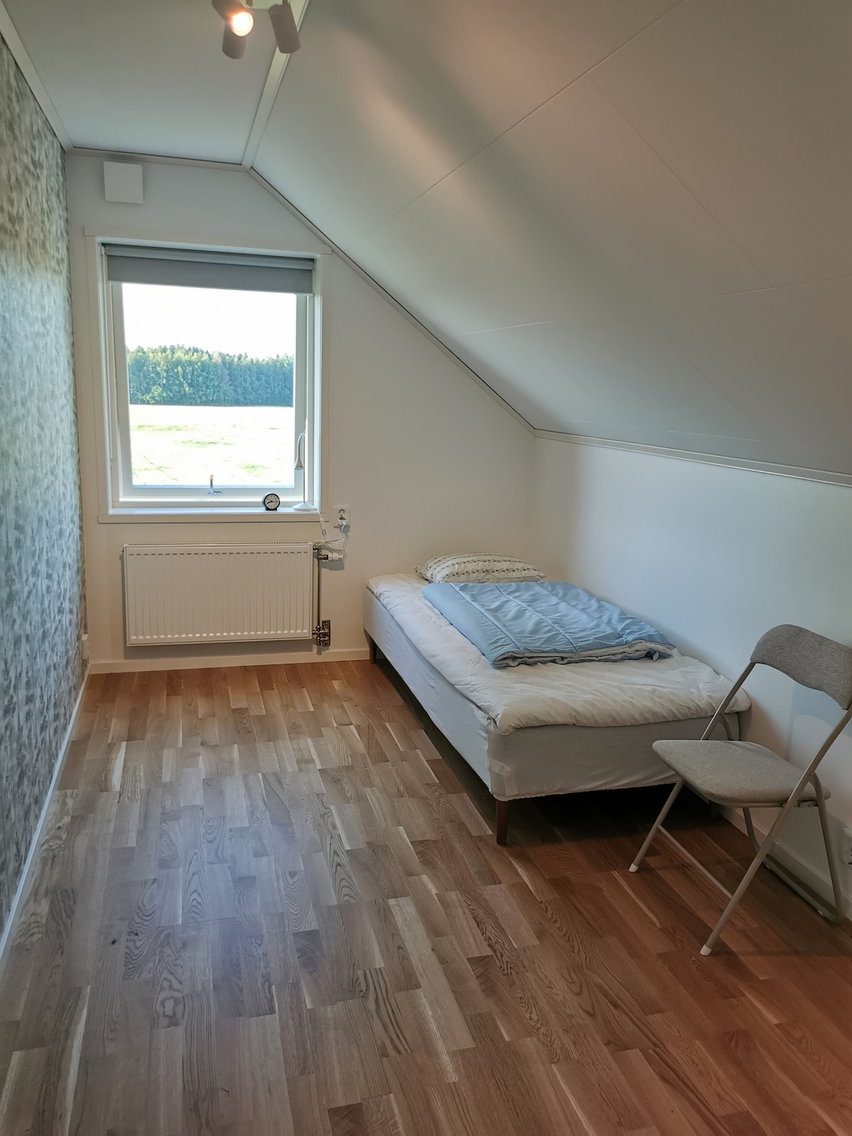 تقع غرفة النوم 4 في الطابق الثاني وهي متاحة فقط مقابل رسوم إضافية، 300 كرونة نرويجية.