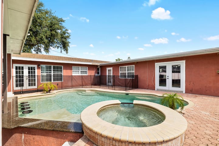 Extraordinary St Pete Pool Home
Near Maderia Bch - St. Petersburg