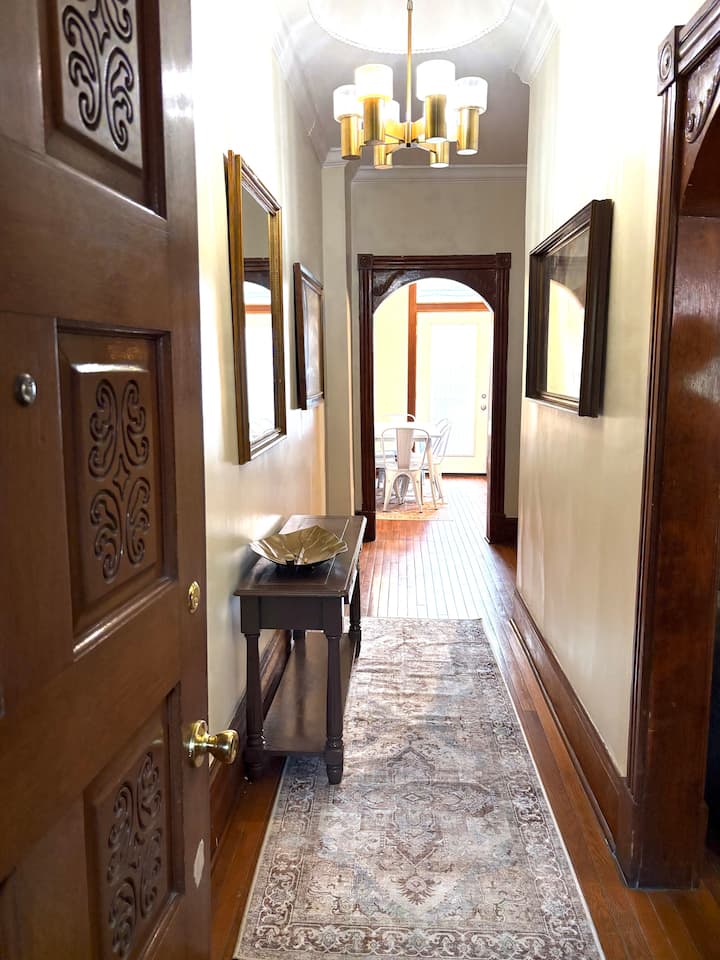 Добре дојдовте во Gmommy and Poppy's! Прекрасно реставриран, трикатен дом сместен во срцето на историската планина. Соседството Вернон Сквер.