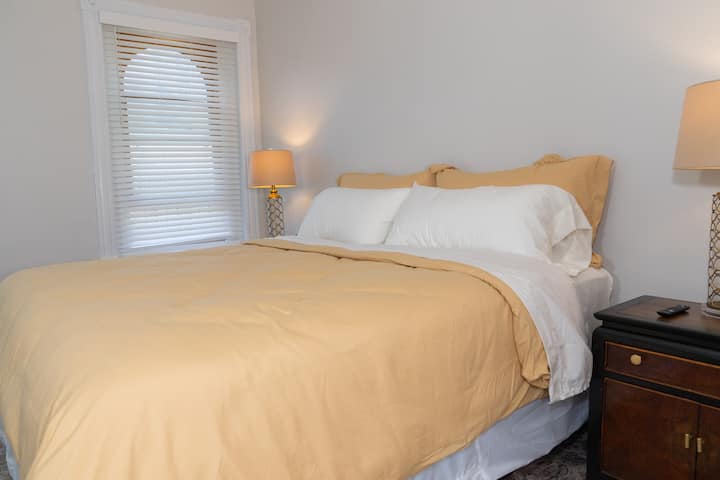 Пространа главна спална соба на третиот кат со брачен кревет (широк 150-179 см), 50-инчен телевизор, машина за бучава, мини фрижидер, кауч, простор во плакарот и прекрасен поглед.