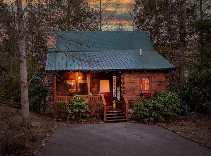 Affordable Couples Getaway | Near Town | King Bed - Gatlinburg, TN