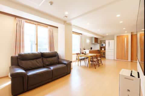 Kuromon Market B&B Xiguang Room; walk to Kuromon Market/Dotonbori Glico/Airport Direct/USJ/4 bedroom