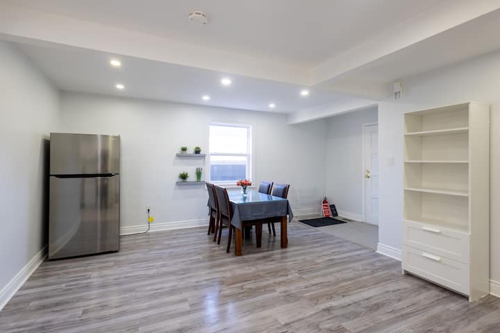 Main Floor Room  Top Location! - Toronto, ON