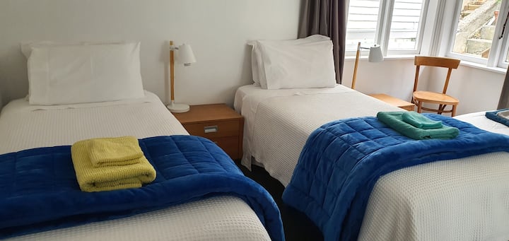 Chumba cha kulala 2 kina vitanda 2 vya mtu mmoja. Hizi zinaweza kusanidiwa upya kama inavyoonekana kwenye picha nyingine.