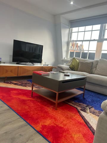 Large 3 bedrm apartment in heart of Theatre Land