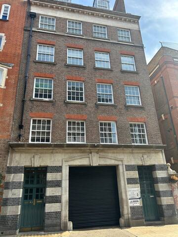 Large 3 bedrm apartment in heart of Theatre Land gallery image 2