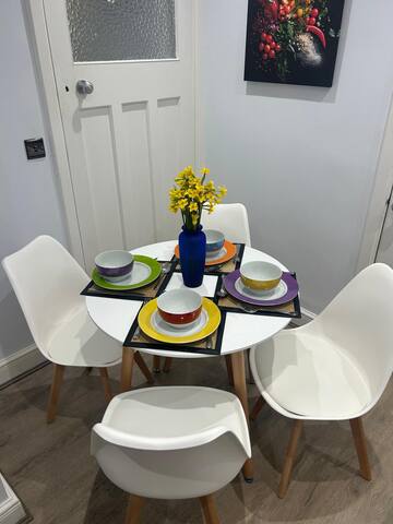 Large 3 bedrm apartment in heart of Theatre Land gallery image 5