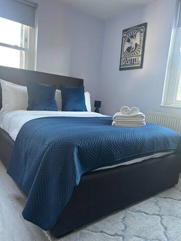 Large 3 bedrm apartment in heart of Theatre Land gallery image 3