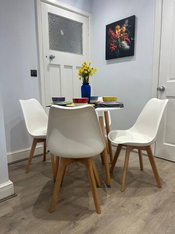 Large 3 bedrm apartment in heart of Theatre Land gallery image 4