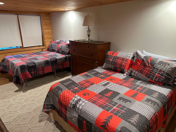 غرفة نوم في الطابق السفلي