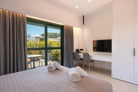 Chic 1BR with Garden Access 1