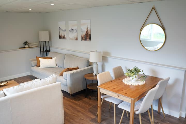 Furahia chakula kilichopikwa nyumbani chenye mwonekano wa msitu, au weka kompyuta mpakato yako kwenye mojawapo ya vituo vyetu vinne vya kazi vilivyo na nafasi katika chumba chote. Meza hii ya kulia chakula ina viti 4 kwa starehe, lakini tumetoa viti viwili vya ziada ili kutoshea 6.