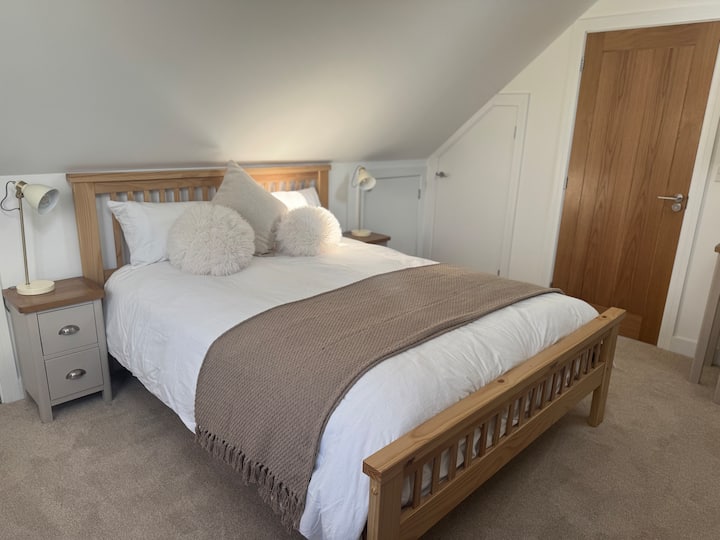 Сосема нов брачен кревет со луксузен џебен душек Silentnight 2000 и јорган и перници со пердуви
