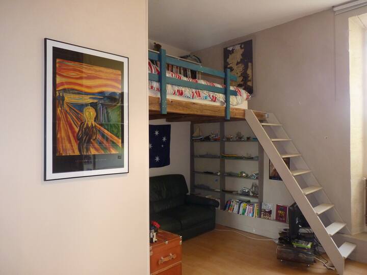 Se está remodelando. 
Una cama individual en altillo
2 camas individuales (80x200) o una cama de 160 debajo del altillo