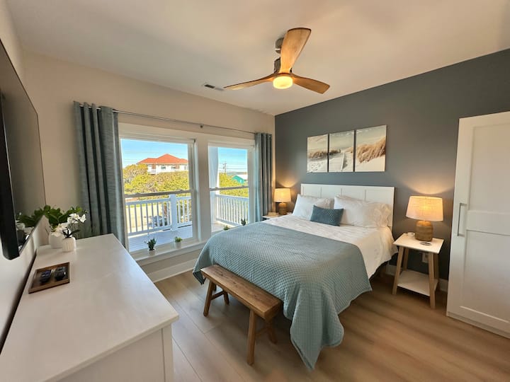 ห้องนอน 2: เตียงควีนไซส์สมาร์ททีวีขนาด 55 นิ้วตู้เสื้อผ้าและตู้เสื้อผ้า