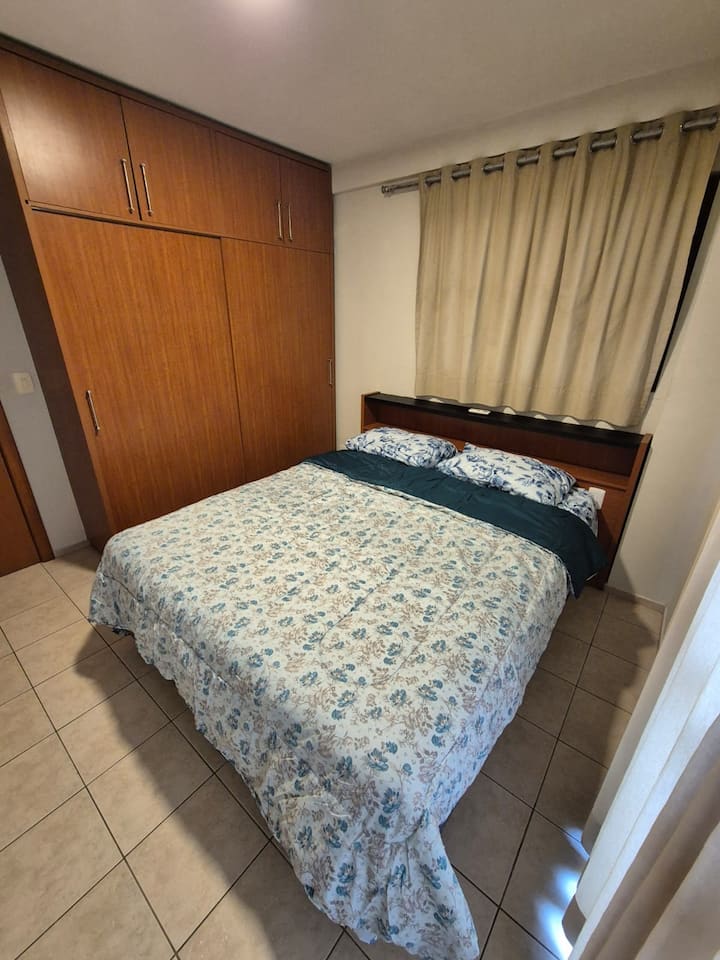 Manželská posteľ. Nový matrac a posteľná bielizeň. Zatemňovacie okno a závesy. Strážna miestnosť na použitie hosťami